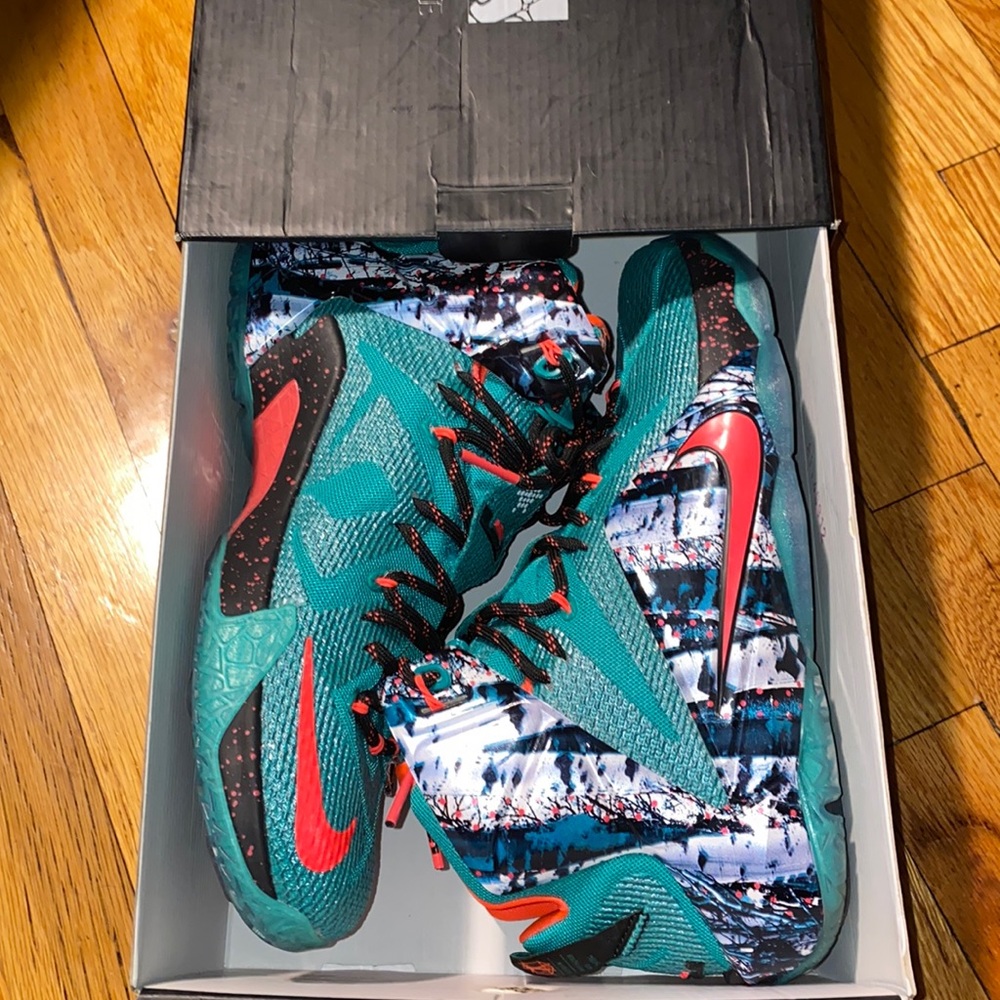 Nike LeBron XII Xmas